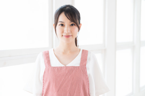 有吸引力的亚洲女人做饭图片下载