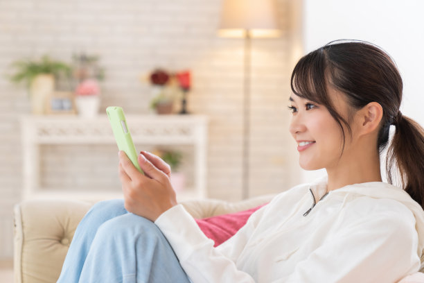 使用智能手机的迷人亚洲女性图片下载