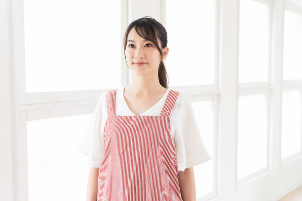 有吸引力的亚洲女人做饭图片下载