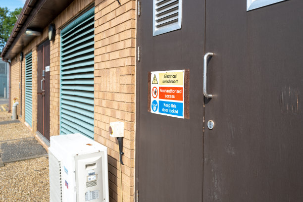 在医院电气开关室的入口处看到了浅焦点的警告标志。图片下载