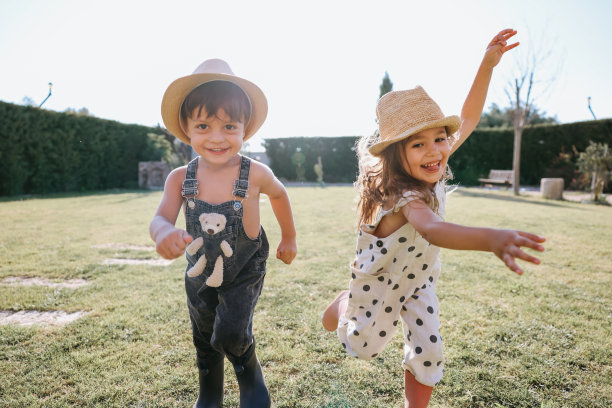 在户外释放他们所有的能量图片下载