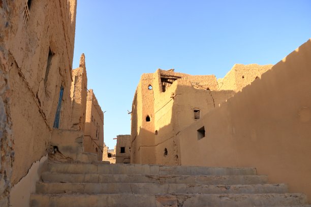 阿曼阿尔哈姆拉古老村庄的泥房子图片下载