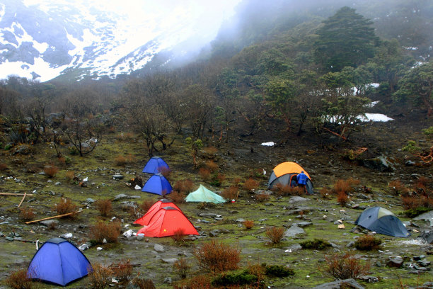 哈巴雪山下登山者的帐篷图片下载