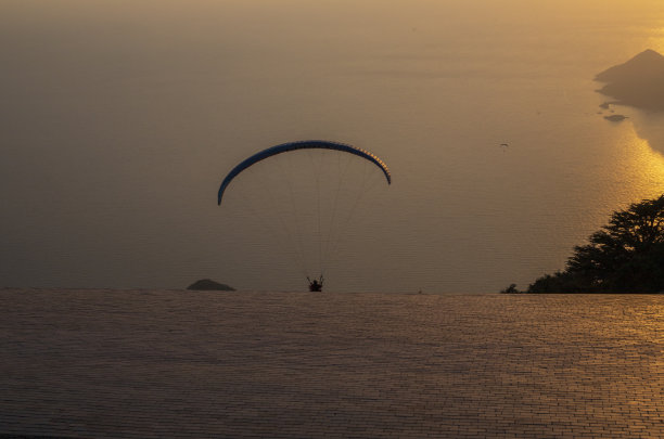 穆拉费特希耶日落和费特希耶厄吕代尼兹日落景观巴巴达甘德滑翔伞图片下载