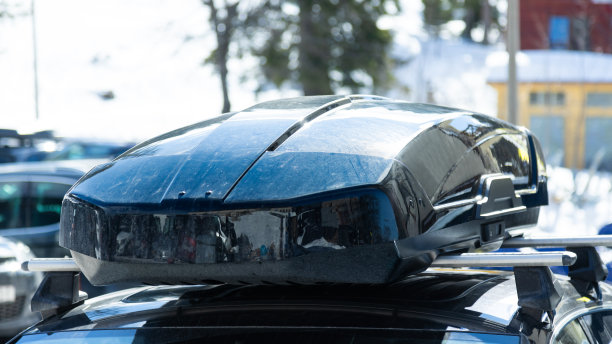 冬季带货箱的车顶架图片下载