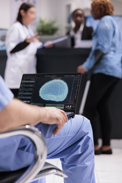 男护士在分析笔记本电脑上的脑动画图片下载