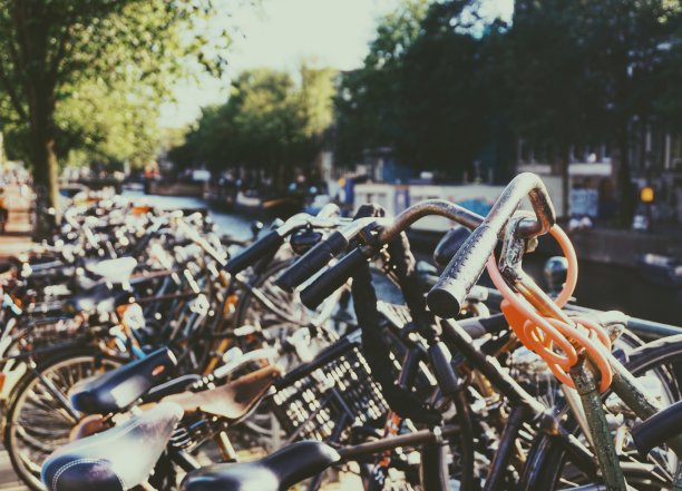 自行车停在人行道上的特写图片下载