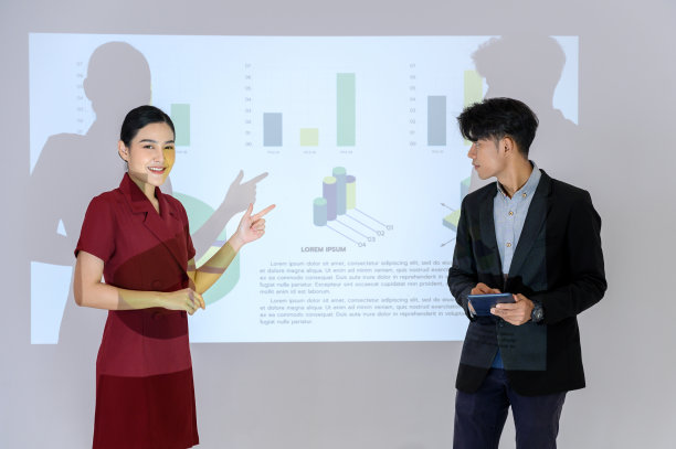 商务男男女女在会议中给同事做演示，在大屏幕上显示信息图形动画。图片下载