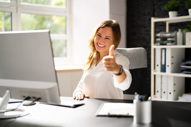 快乐的女人使用电脑图片下载
