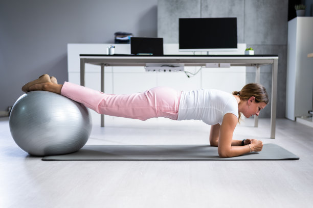 用健身球锻炼图片下载