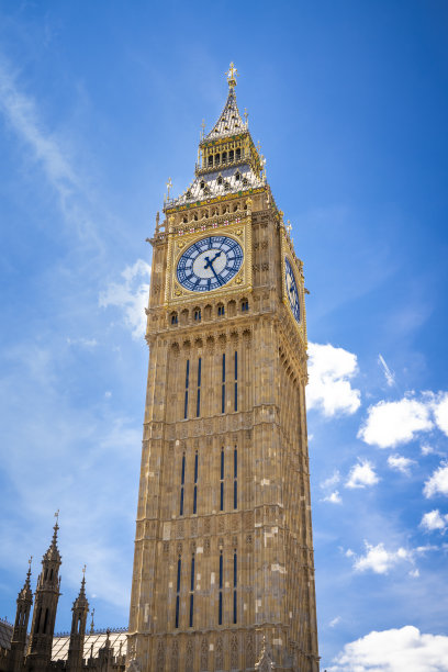 夏日晴朗的蓝天下，伦敦威斯敏斯特的大本钟钟楼图片下载
