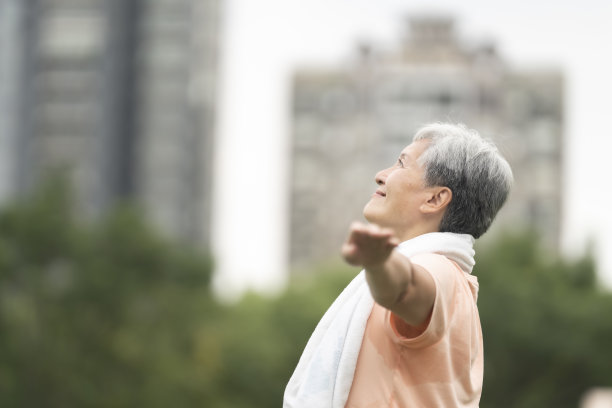 晨练，健康自信的亚洲老年女性图片下载