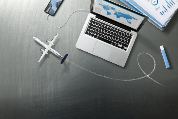 用笔记本电脑计划一次乘飞机的商务旅行图片下载