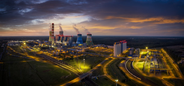 鸟瞰现代燃煤电厂在日出，波兰奥波尔图片下载