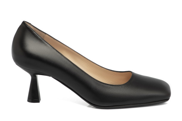 黑色皮革女人的鞋在白色的背景图片下载