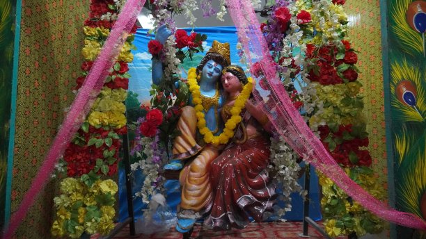 美丽的拉达-克里希纳雕像。图片下载