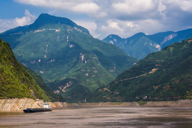 中国长江上的货船图片下载