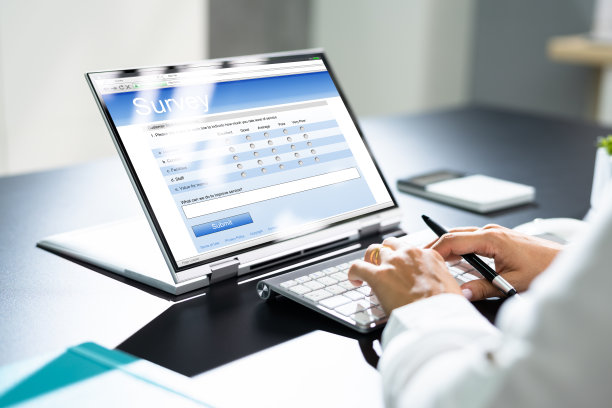 填写调查问卷或表格的妇女图片下载