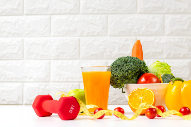 饮食健康，新鲜蔬菜水果，排毒身体，苗条，适合健康的生活方式，运动健身器材和橙汁，白色的背景。图片下载