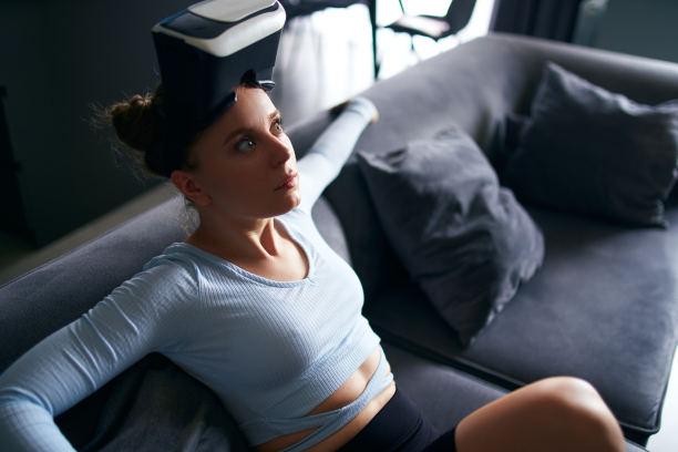 机器人像未来的娃娃女人在虚拟现实眼镜界面的头部进入元宇宙沉浸式体验耳机。令人毛骨悚然的满意的女孩在抑郁后的网络空间。图片下载