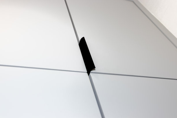 室内白色黑色橱柜的特写。图片下载