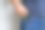 一个年轻人从他的蓝色牛仔裤口袋里拿出一张信用卡。特写一个男人的手从裤子里拿出一张支付卡，背景是浅色的。图片下载
