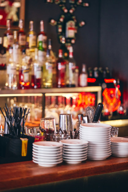 现代餐厅内饰，吧台及餐具图片下载