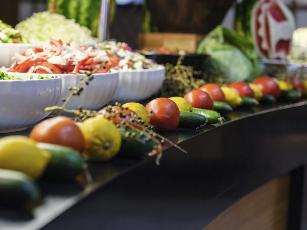 酒店自助餐厅提供新鲜美味的沙拉图片下载