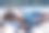 美丽的年轻女子睡在荒芜的沙滩上。图片下载