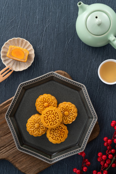 美味的广东月饼中秋食品月饼在蓝色的桌子背景。图片下载