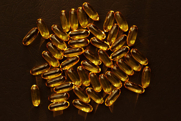 鱼油丸。黑色背景的欧米茄3凝胶胶囊图片下载