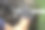 拉近操作人员用游标卡尺测量金属轴零件的场景。图片下载