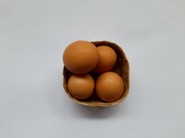 生鸡蛋放在编织的篮子里图片下载