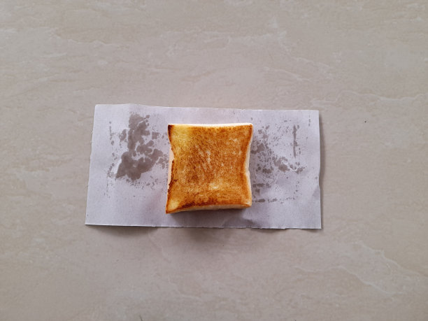 在棕色背景的纸上烤面包图片下载