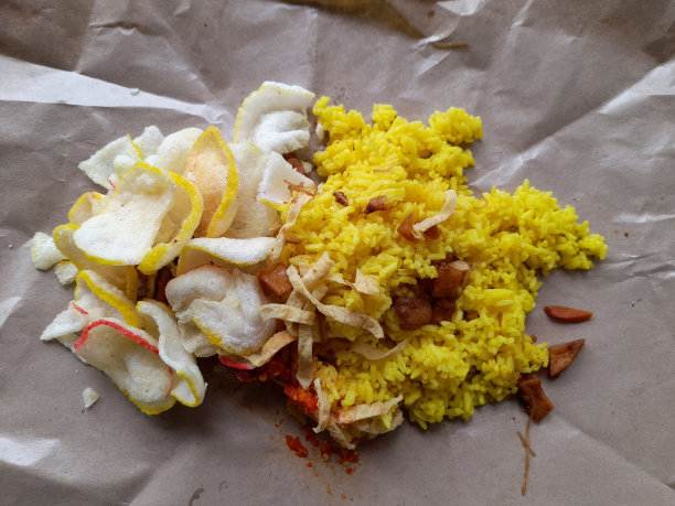 黄色的大米和饼干在棕色的纸上图片下载