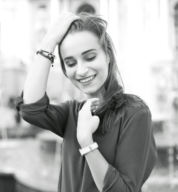 欢快的女孩的黑白肖像背景是一个古老的欧洲城市的街道图片下载