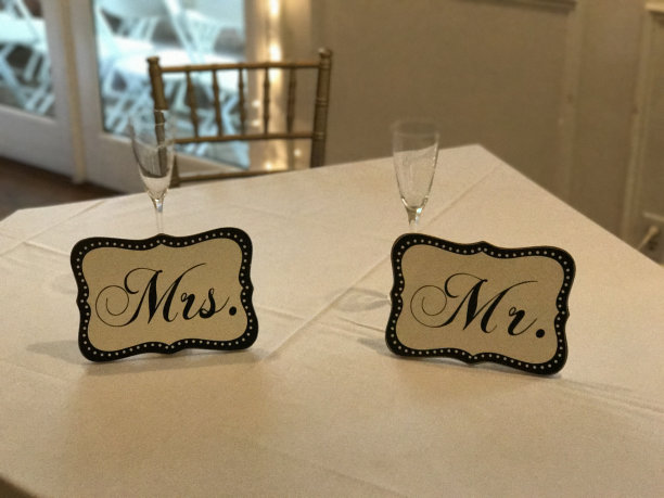 夫妇在婚宴桌上签名图片下载