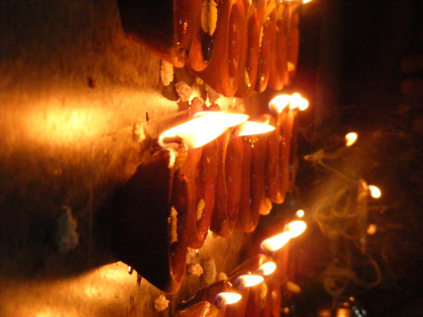 印度灯火通明，人们庆祝这个吉祥的节日图片下载