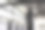 在体育馆里有许多为拳击手准备的黑色沙袋。图片下载