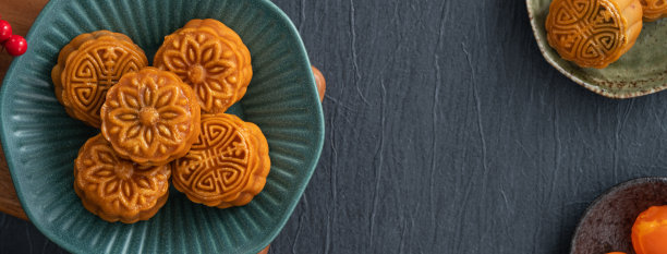 美味的广东月饼中秋食品月饼在蓝色的桌子背景。图片下载