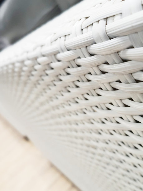 白色人造藤条的特写照片。图片下载