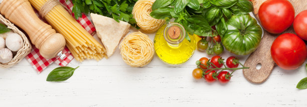 意大利面，西红柿和香草图片下载