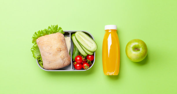 午餐盒，三明治，蔬菜和果汁图片下载
