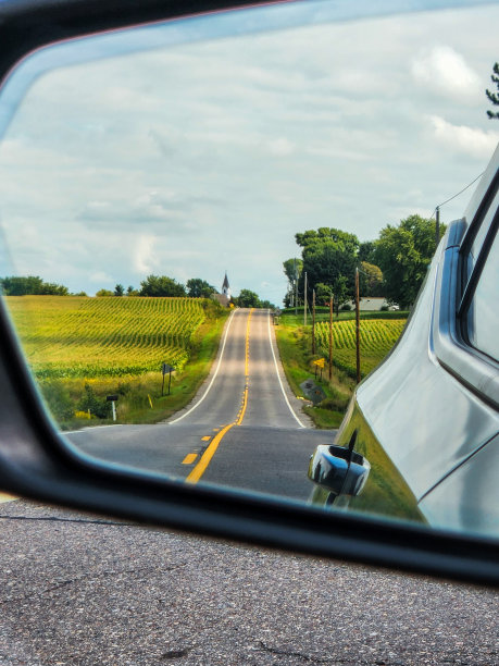 乡村道路的场景从侧视镜图片下载