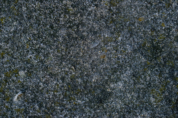 原始灰色花岗岩岩石纹理背景。天然石墙碎片图片下载