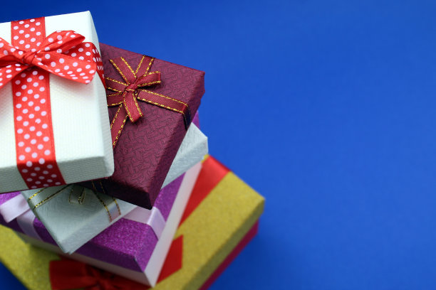 几个礼品盒放在蓝色的背景上。图片下载