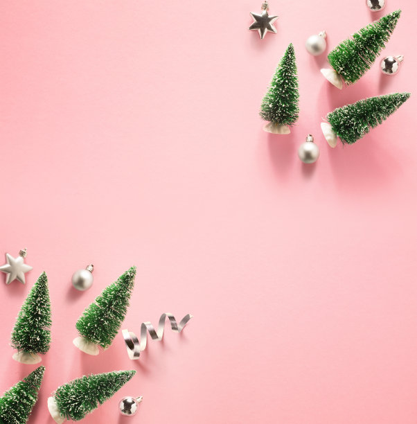 以粉红色为背景的圣诞树圣诞作品;俯视图;平躺图片下载