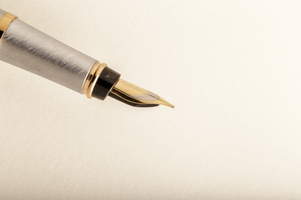 钢笔在书写页图片下载