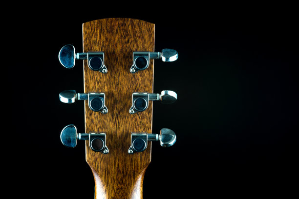原声吉他Peg头后视图在黑色背景图片下载