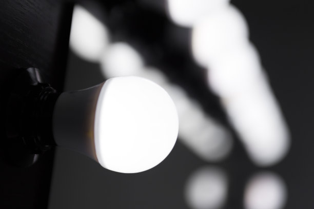 化妆室的镜子灯泡图片下载